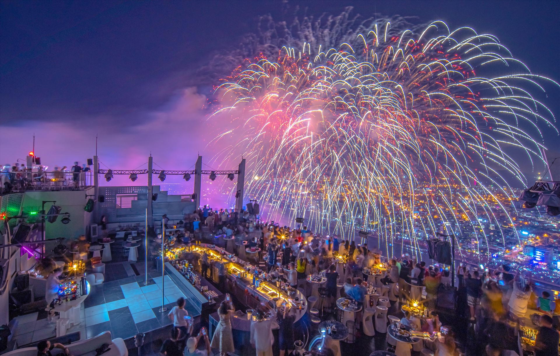 Khách du lịch ngắm pháo hoa trên bầu trời Đà Nẵng.