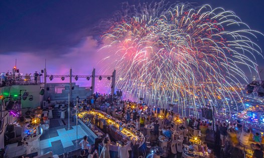 Khách du lịch ngắm pháo hoa trên bầu trời Đà Nẵng.