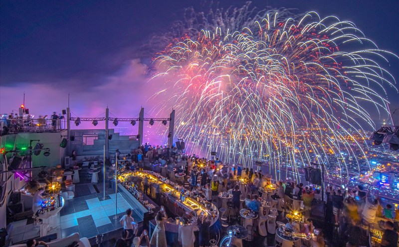 Khách du lịch ngắm pháo hoa trên bầu trời Đà Nẵng.