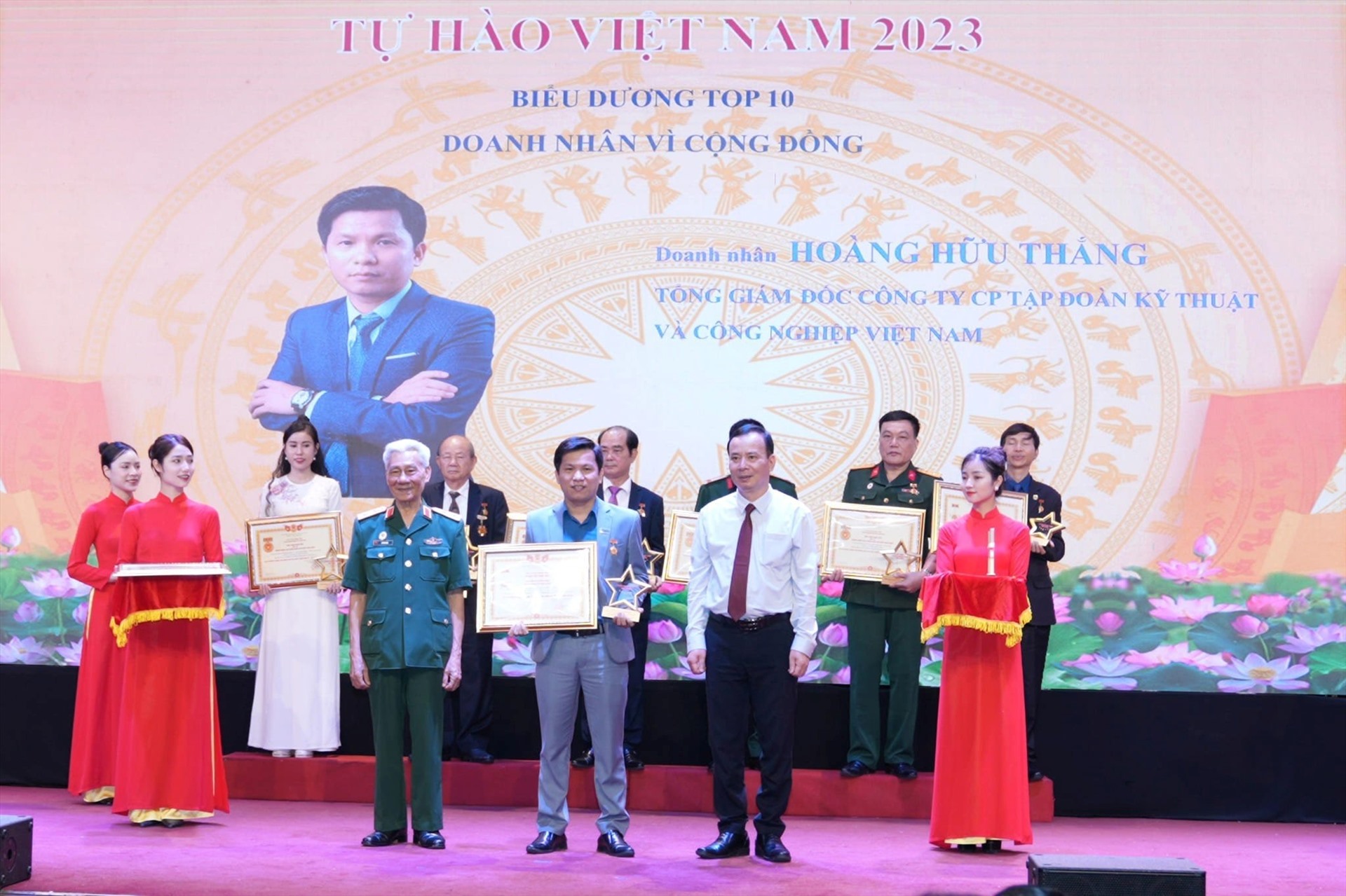 Doanh nhân Hoàng Hữu Thắng nhận bằng khen và Kỷ niệm chương. Nguồn Ảnh: 