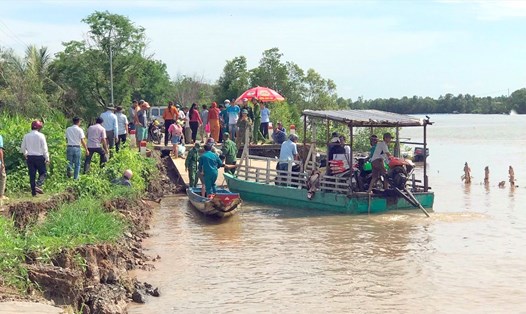 Một đoạn đường trên 110m tại huyện Đầm Dơi, tỉnh Cà Mau tụt xuống sông, chính quyền bố trí phương tiện thủy để đưa người và phương tiện qua, lại. Ảnh: Nhật Hồ