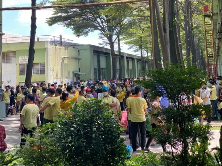 Công nhân ngưng việc tập thể. Ảnh: Bạn đọc cung cấp
