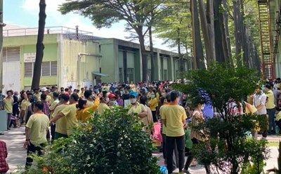 Công nhân ngưng việc tập thể. Ảnh: Bạn đọc cung cấp