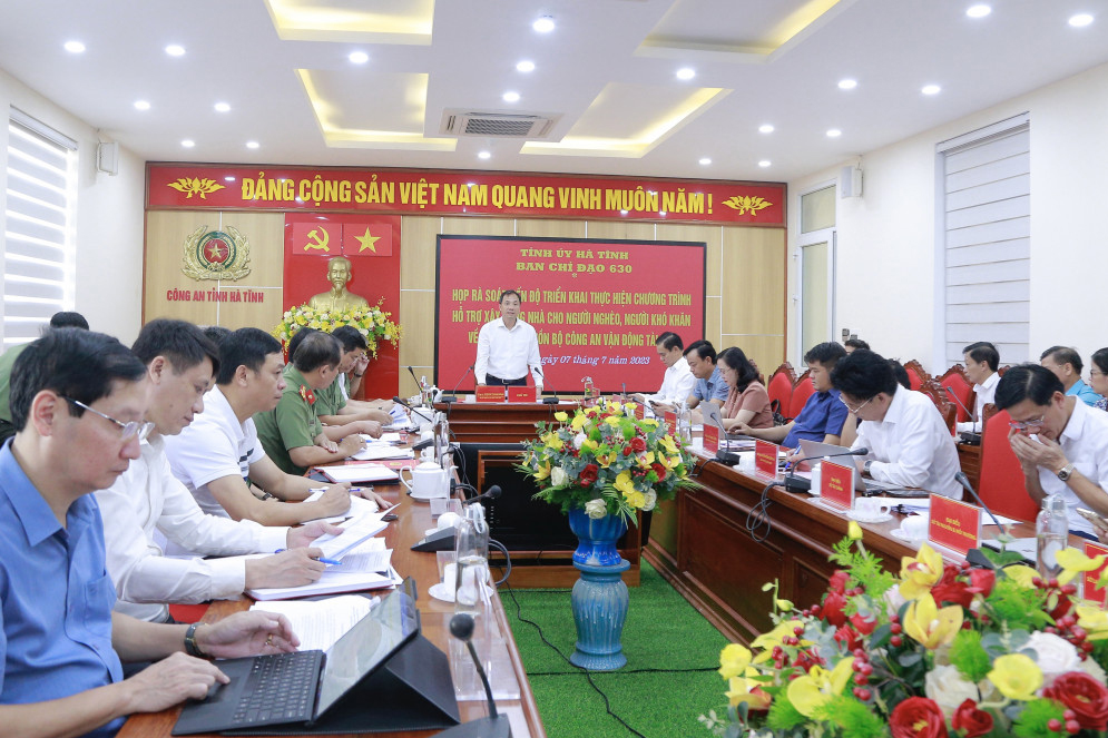 Cuộc họp bàn về xây dựng nhà ở cho người nghèo Hà Tĩnh từ nguồn vận động của Bộ Công an diễn ra tại Hà Tĩnh vào sáng 7.7. Ảnh Công an cung cấp. 