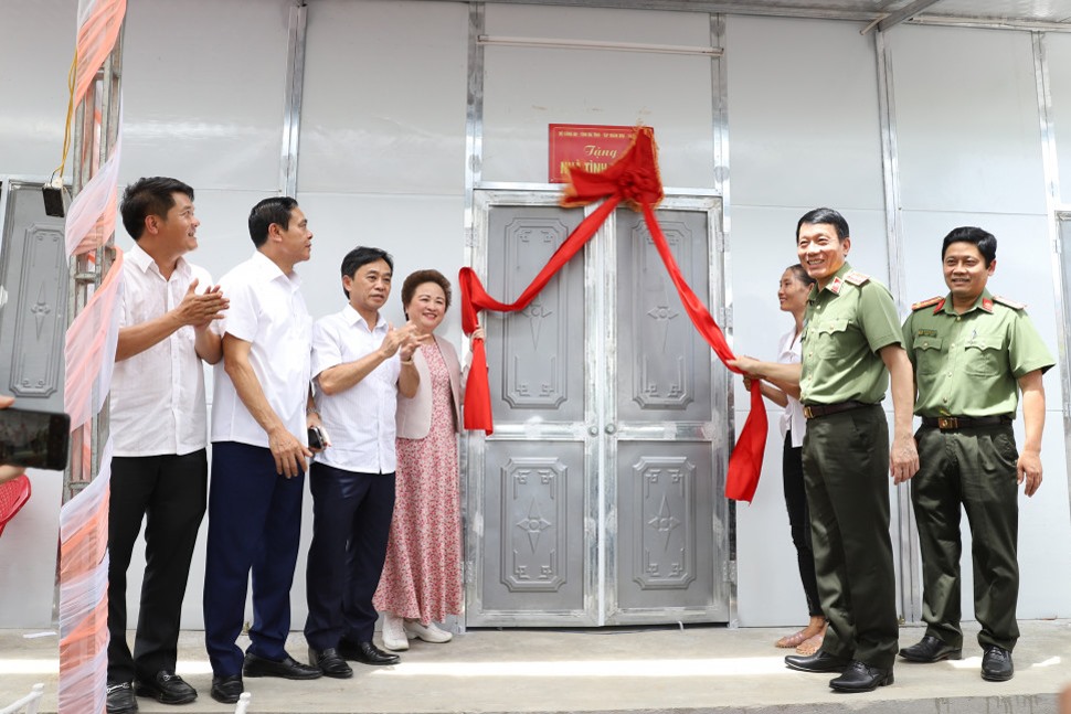 Lễ trao nhà mẫu cho hộ dân ở xã Sơn Hàm, huyện Hương Sơn hôm 23.6 là một trong số 1.000 căn nhà cho người nghèo mà Bộ Công an vận động tài trợ tại Hà Tĩnh. Ảnh: Trần Tuấn.