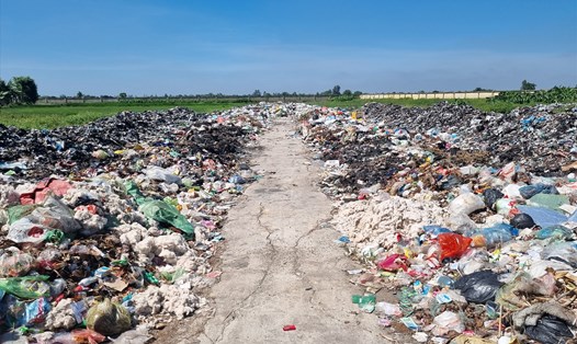 Bãi rác lộ thiên gây ô nhiễm ở Thái Bình. Ảnh: Hà Vi