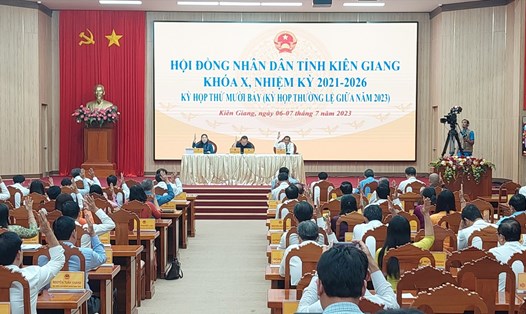 Đại biểu HĐND tỉnh Kiên Giang biểu quyết thông qua các Dự thảo Nghị quyết. Ảnh: Nguyên Anh