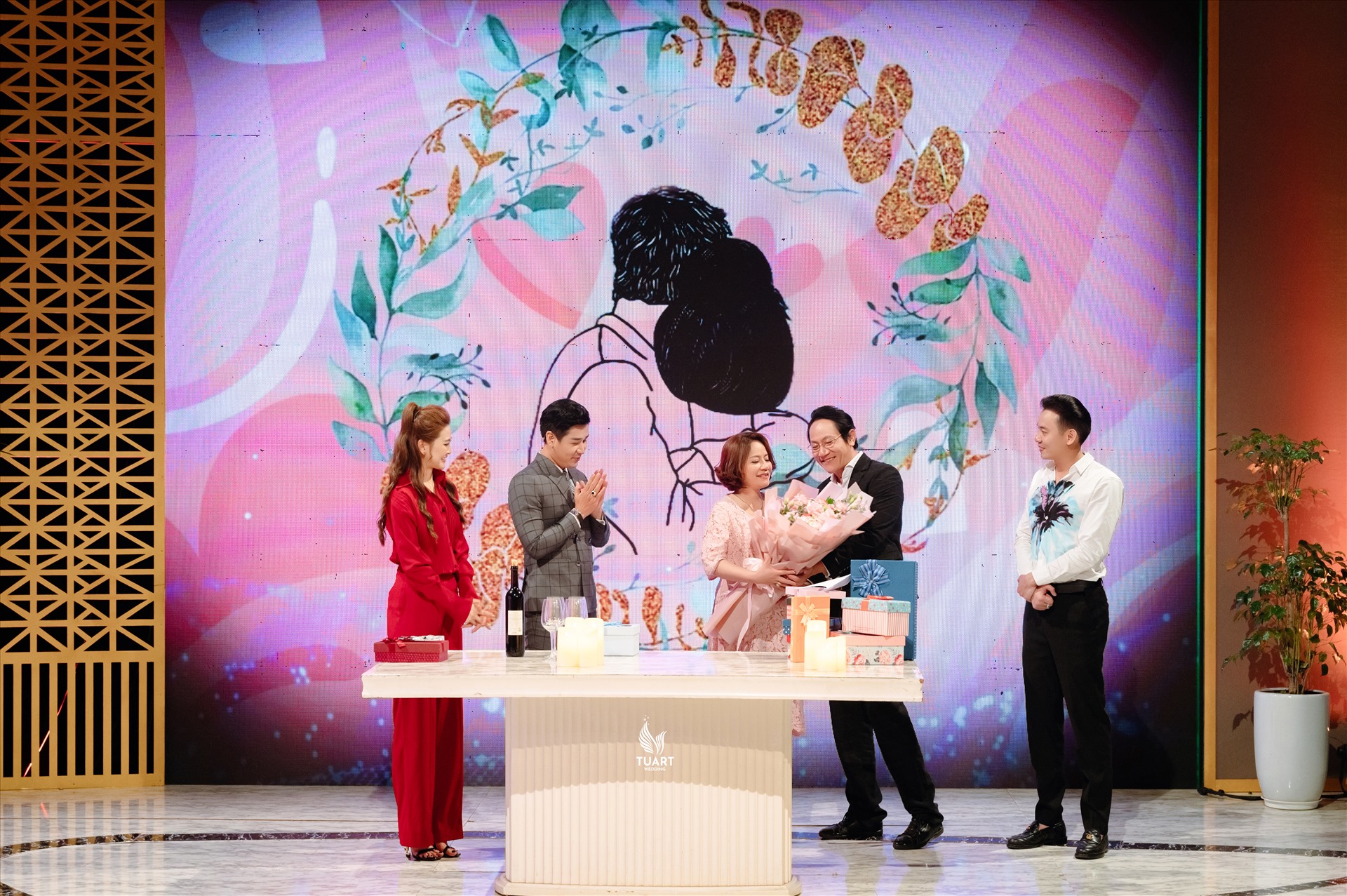 Vợ chồng NSƯT Hoàng Hải - Thu Tuyết tham gia chương trình "Khách sạn 5 ao". Ảnh: VTV 