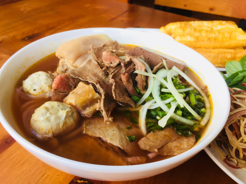 Bún bò Huế nằm trong danh sách các món ngon hấp dẫn ở TPHCM. Ảnh: Món Việt