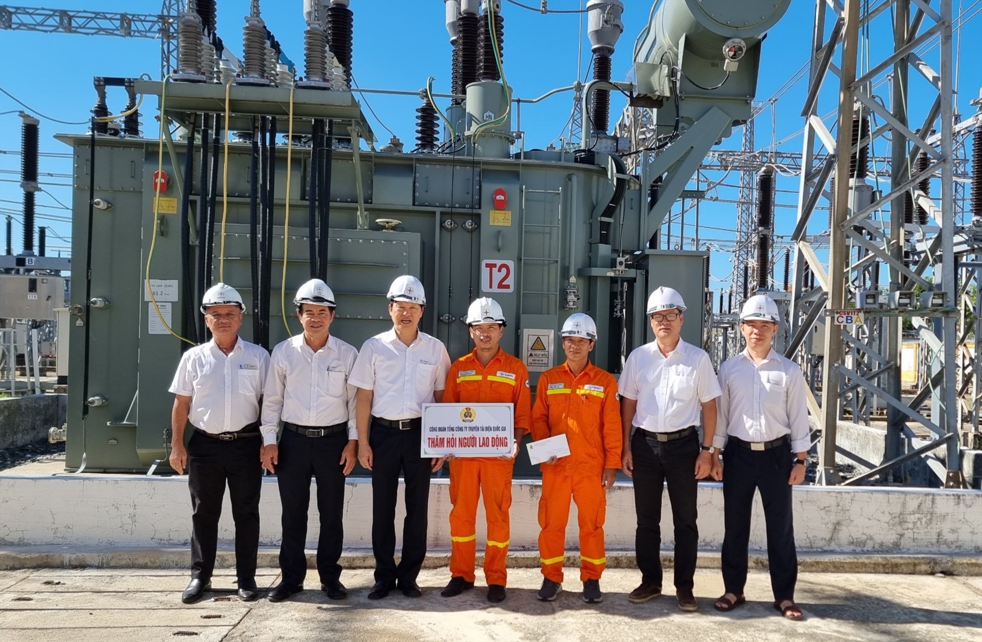 Ông Trịnh Tuấn Sơn – Chủ tịch đoàn EVNNPT thăm hỏi động viên người lao động tại Tổ truyền tải lưới điện Ngũ Hành Sơn (Đà Nẵng). Ảnh: Công đoàn ĐLVN
