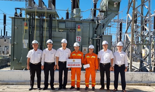 Ông Trịnh Tuấn Sơn – Chủ tịch đoàn EVNNPT thăm hỏi động viên người lao động tại Tổ truyền tải lưới điện Ngũ Hành Sơn (Đà Nẵng). Ảnh: Công đoàn ĐLVN

