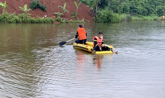 Lực lượng chức năng tìm kiếm nạn nhân một vụ đuối nước ở trên địa bàn tỉnh Đắk Nông. Ảnh: Bảo Lâm