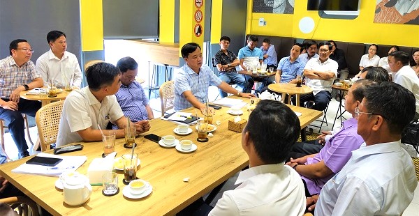 Lãnh đạo tỉnh Cà Mau duy trì lại hoạt động cà phê kết nói doanh nghiệp vào sáng thứ bảy hàng tuần để lắng nghe tâm tư nguyện vọng của doanh nghiệp nhằm cái thiện chỉ số PCI của tỉnh. Ảnh: Nhật Hồ