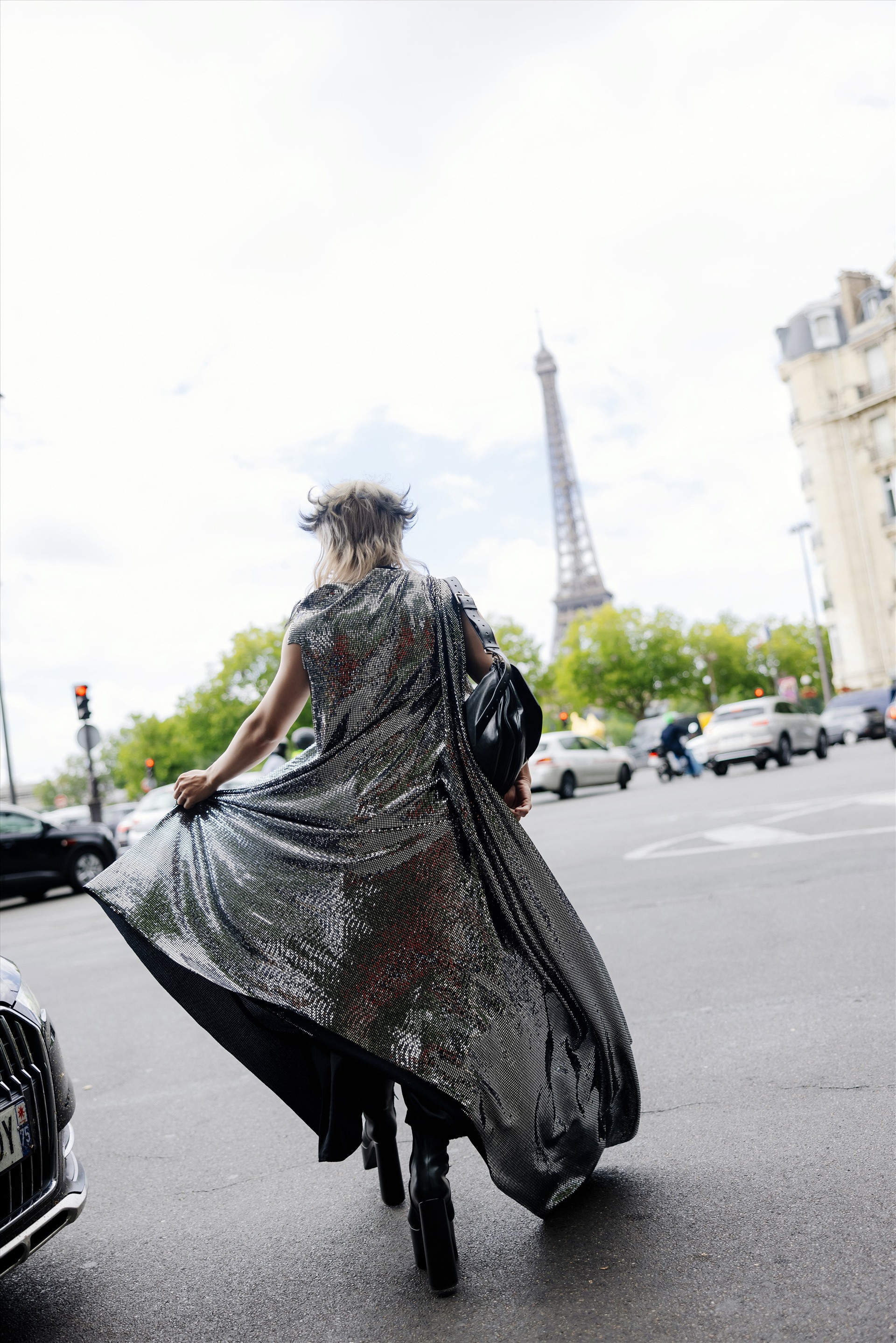 Không chỉ được các phóng viên quốc tế săn đón, “outfit” của Call Me Duy còn lọt vào mắt xanh của đơn vị tổ chức Haute Couture Week. 