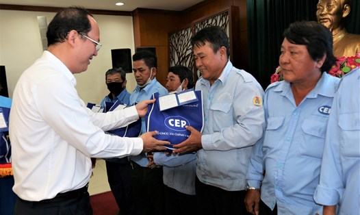 Ông Nguyễn Hồ Hải (bìa trái) - Phó Bí thư Thành ủy TP Hồ Chí Minh - trao vốn vay của CEP cho đoàn viên Nghiệp đoàn xe máy 115. Ảnh: Nam Dương