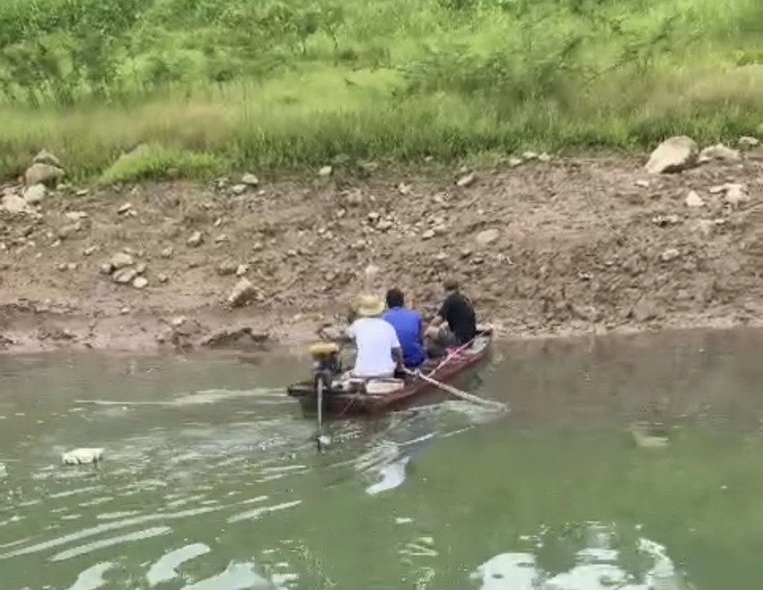 Lực lượng chức năng phát hiện, xử lý người dân dùng kích điện bắt cá trên sông Đà. Ảnh: CSGT đường thủy