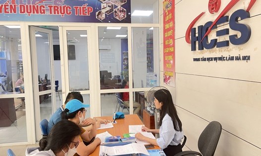 Người lao động tìm việc tại Trung tâm Dịch vụ việc làm Hà Nội. Ảnh: Lương Hạnh