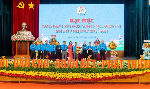 Ông Nguyễn Việt Dũng (cầm hoa) cùng một số thành viên Ban chấp hành Công đoàn viên chức tỉnh khóa V. Ảnh: Quang Vinh