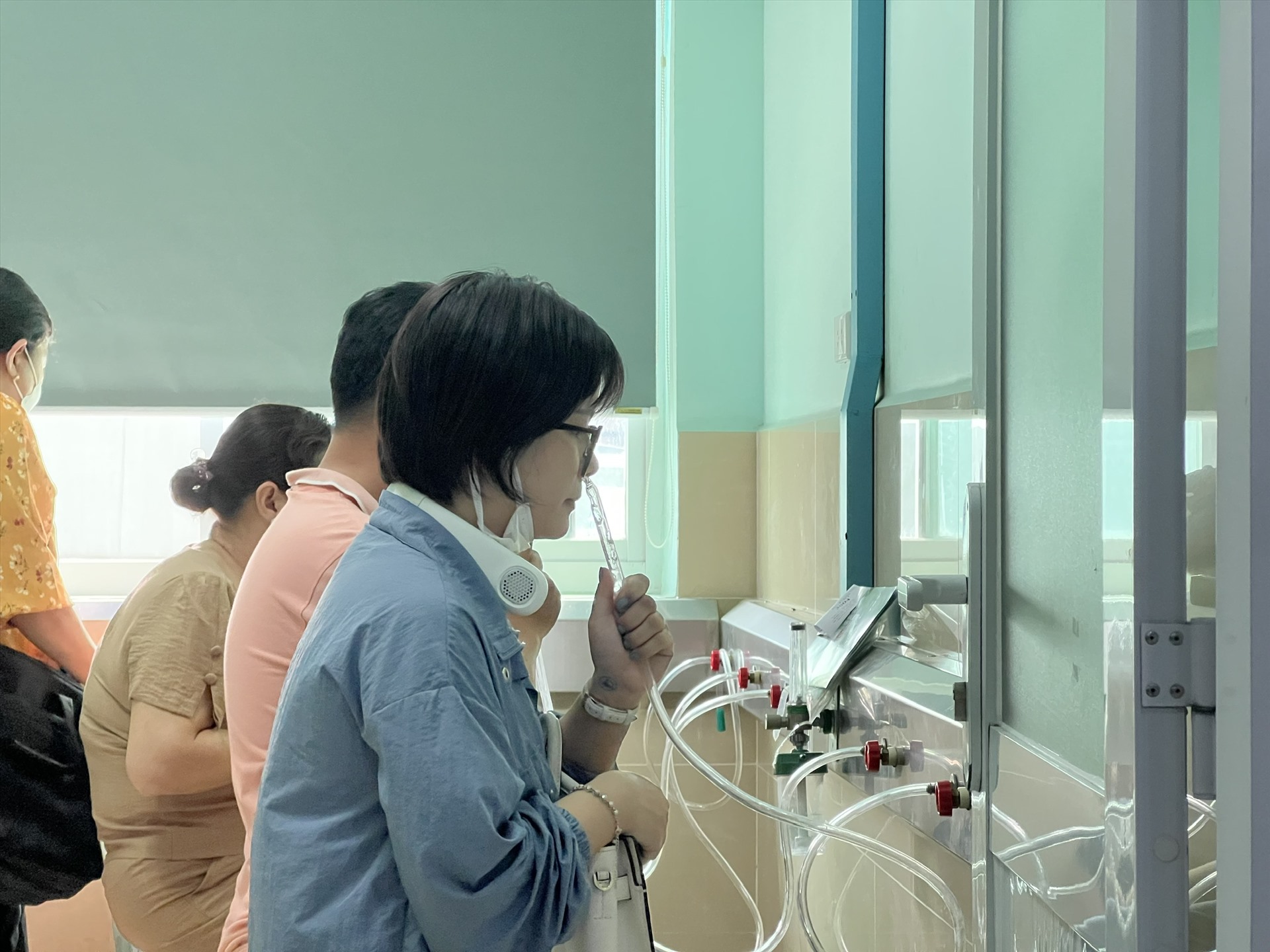 Bệnh nhân đang xông mũi tại Bệnh viện Tai Mũi Họng TP Hồ Chí Minh. Ảnh: NGUYỄN LY