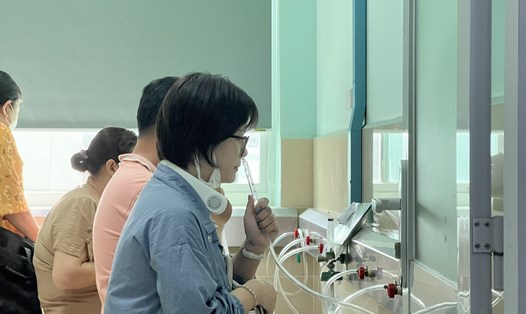 Bệnh nhân đang xông mũi tại Bệnh viện Tai Mũi Họng TP Hồ Chí Minh. Ảnh: NGUYỄN LY