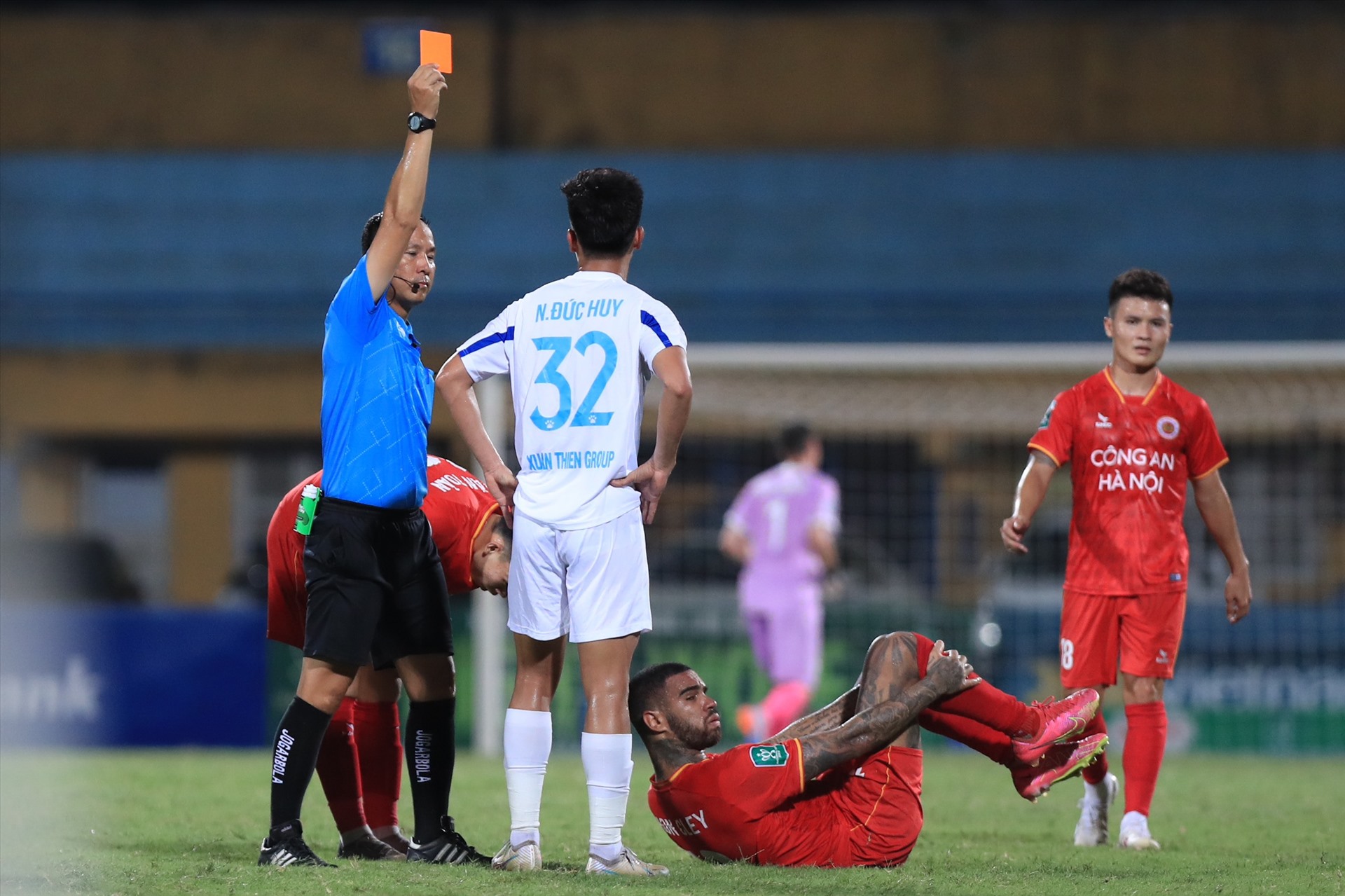 Cầu thủ Đức Huy của Nam Định nhận thẻ đỏ rời sân. Ảnh: Minh Dân