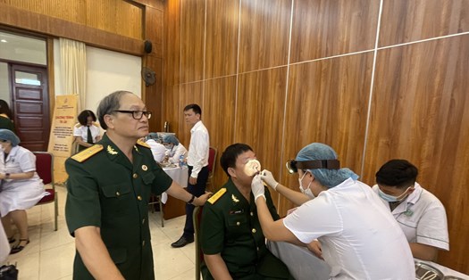 Bác sĩ răng hàm mặt thăm khám cho các cựu chiến binh. Ảnh: Hương Giang