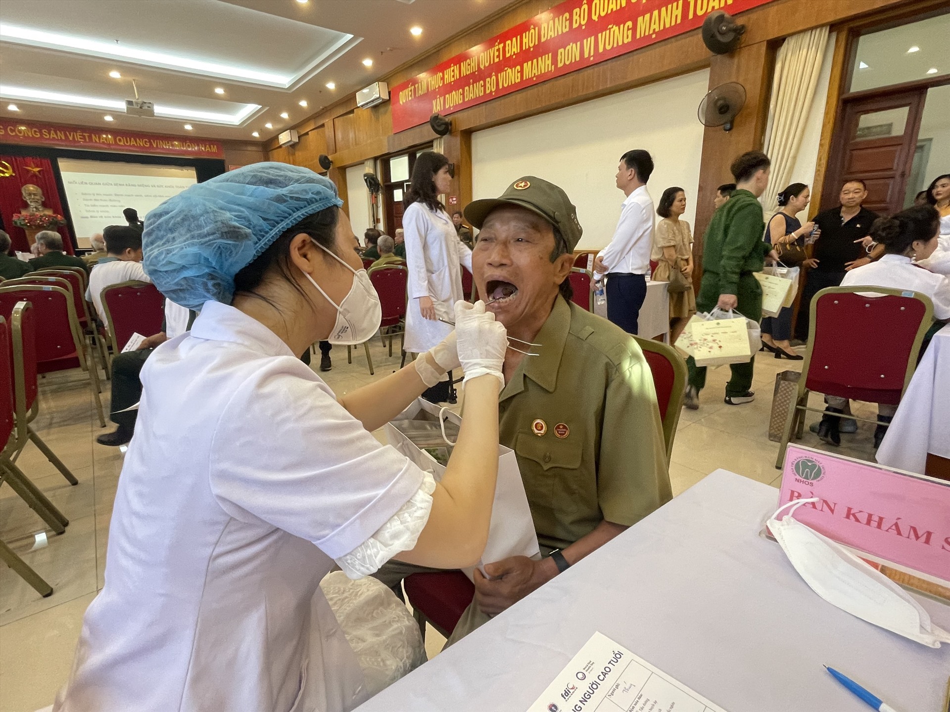 Các bác sĩ Bệnh viện Răng Hàm Mặt Trung ương Hà Nội thăm khám cho các cựu chiến binh. Ảnh: Hương Giang