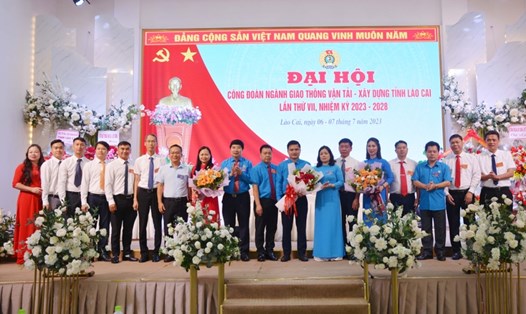 Lãnh đạo Sở Giao thông Vận tải - Xây dựng và Liên đoàn Lao động tỉnh tặng hoa chúc mừng BCH Công đoàn ngành Giao thông Vận tải - Xây dựng tỉnh Lào Cai khóa VII.