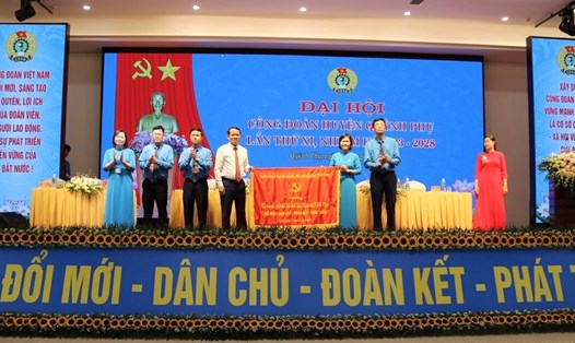 Lãnh đạo Huyện ủy huyện Quỳnh Phụ trao bức trướng chúc mừng tại đại hội. Ảnh: Bá Mạnh
