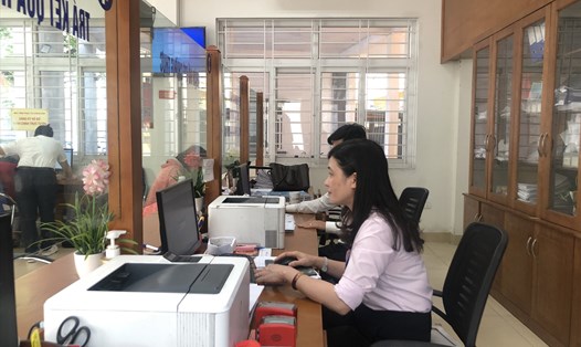 Công chức bộ phận một cửa Ủy ban nhân dân phường Quan Hoa (quận Cầu Giấy, Hà Nội) trong giờ làm việc. Ảnh: Quế Chi 