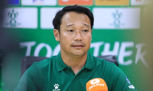 Huấn luyện viên Vũ Hồng Việt phát biểu sau trận đấu giữa Nam Định và Công an Hà Nội tại vòng 1/8 Cúp Quốc gia 2023. Ảnh: Minh Dân
