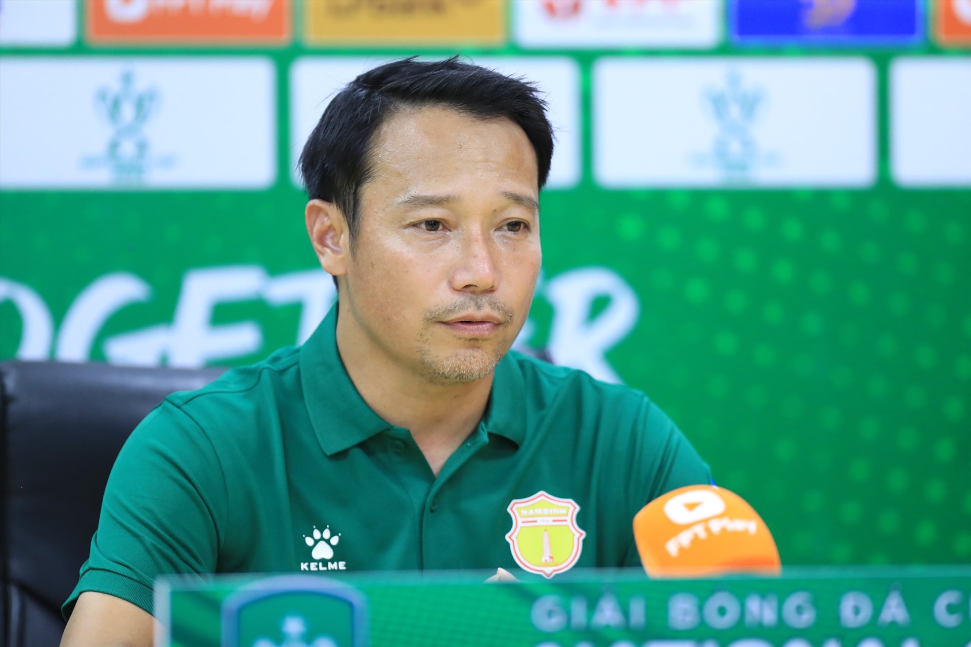Huấn luyện viên Vũ Hồng Việt không đánh giá cao đội hình thi đấu của câu lạc bộ Công an Hà Nội. Ảnh: Minh Dân