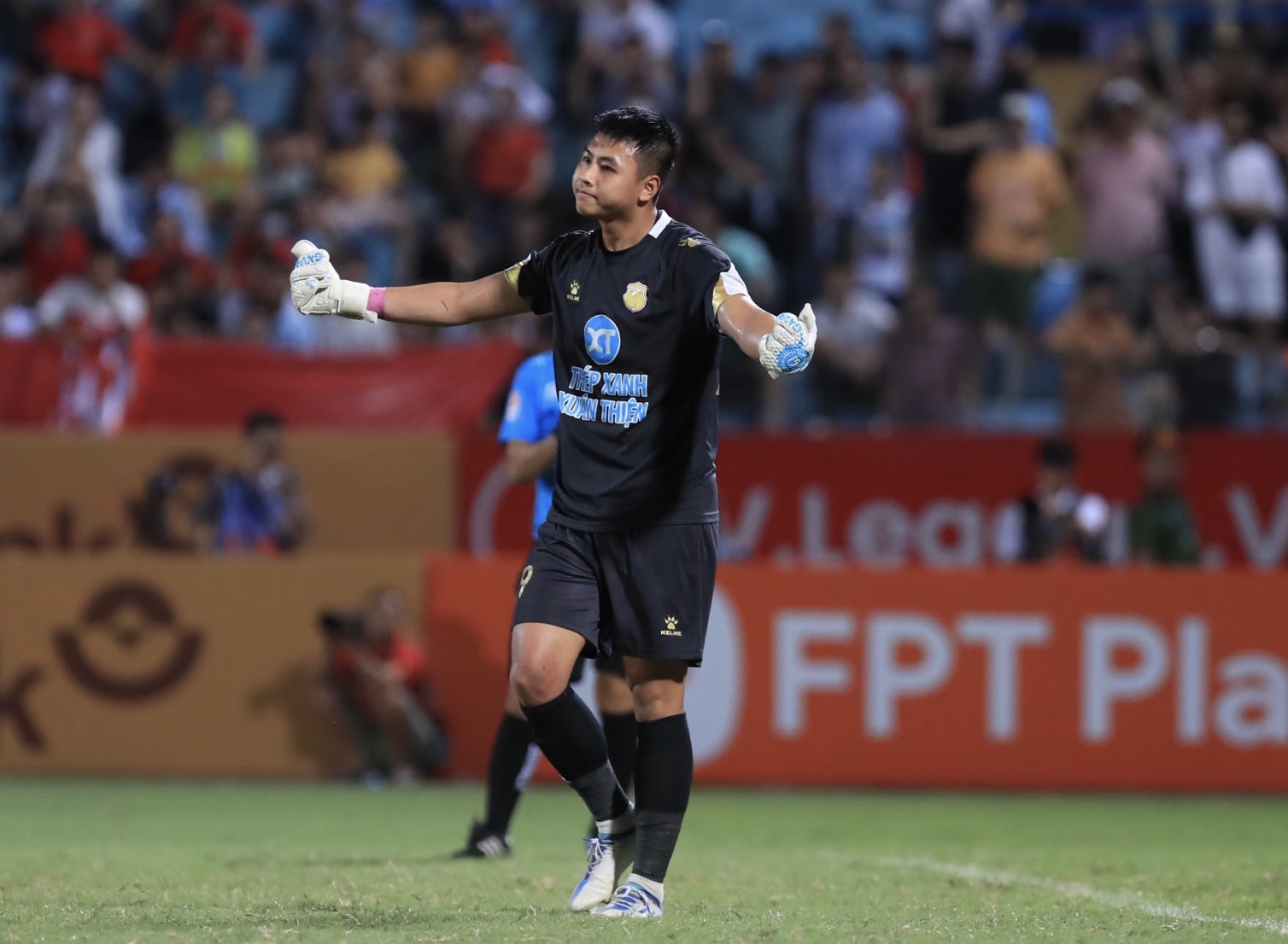 Thủ môn Trần Đức Dũng của câu lạc bộ Nam Định. Ảnh: Minh Dân