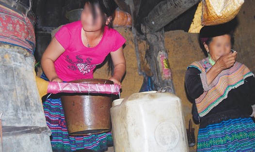 Một cô gái dân tộc Mông trở về nhà sau khi bị lừa bán vào đường dây mua bán người. Ảnh: Bảo Nguyên