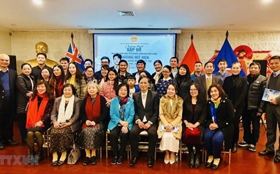 Nguyên Phó Chủ tịch nước Trương Mỹ Hoa (hàng đầu, áo xanh) chụp ảnh kỷ niệm với cán bộ Đại sứ quán và đại diện kiều bào. Ảnh: TTXVN