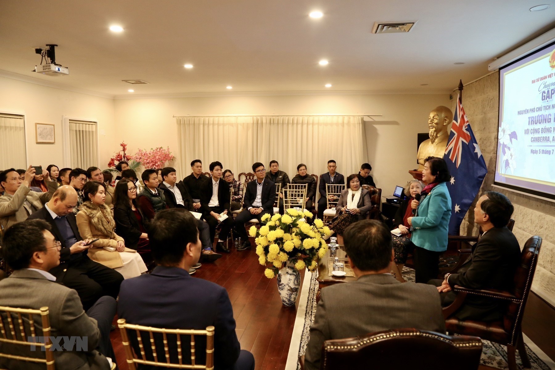 Nguyên Phó Chủ tịch nước Trương Mỹ Hoa gặp gỡ cán bộ Đại sứ quán và đại diện kiều bào. Ảnh: TTXVN