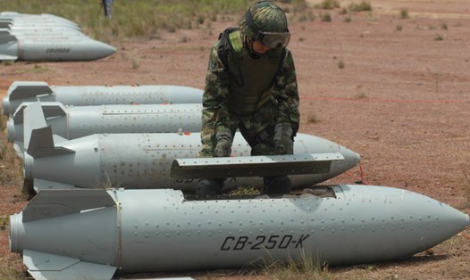 Bom chùm CB-250K do Chile sản xuất được tiêu hủy ở Colombia. Ảnh minh họa. Ảnh: AFP