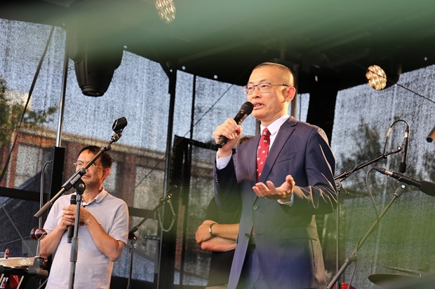 Đại sứ Vũ Quang Minh (phải) phát biểu tại lễ hội. Ảnh: TTXVN