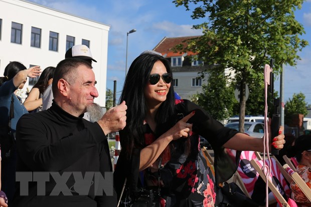 Người Việt và người Đức chung vui tại Lễ hội Văn hóa Hè 2023 ở Trung tâm Thương mại Đồng Xuân, Berlin. Ảnh: TTXVN