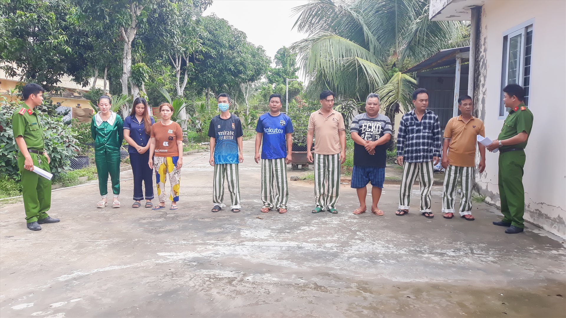 Nhóm đối tượng 9 người bị công an huyện Bình Tân khởi tố hành vi "đánh bạc". Ảnh: Công an cung cấp