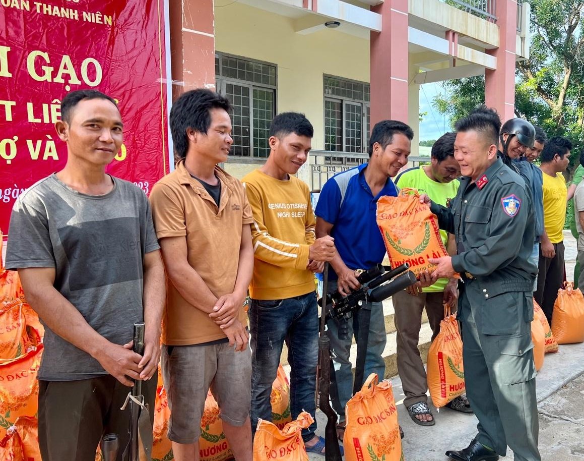 Nhiều người dân mang súng đến đổi gạo, hưởng ứng hành động hay của Công an huyện Ea H'leo