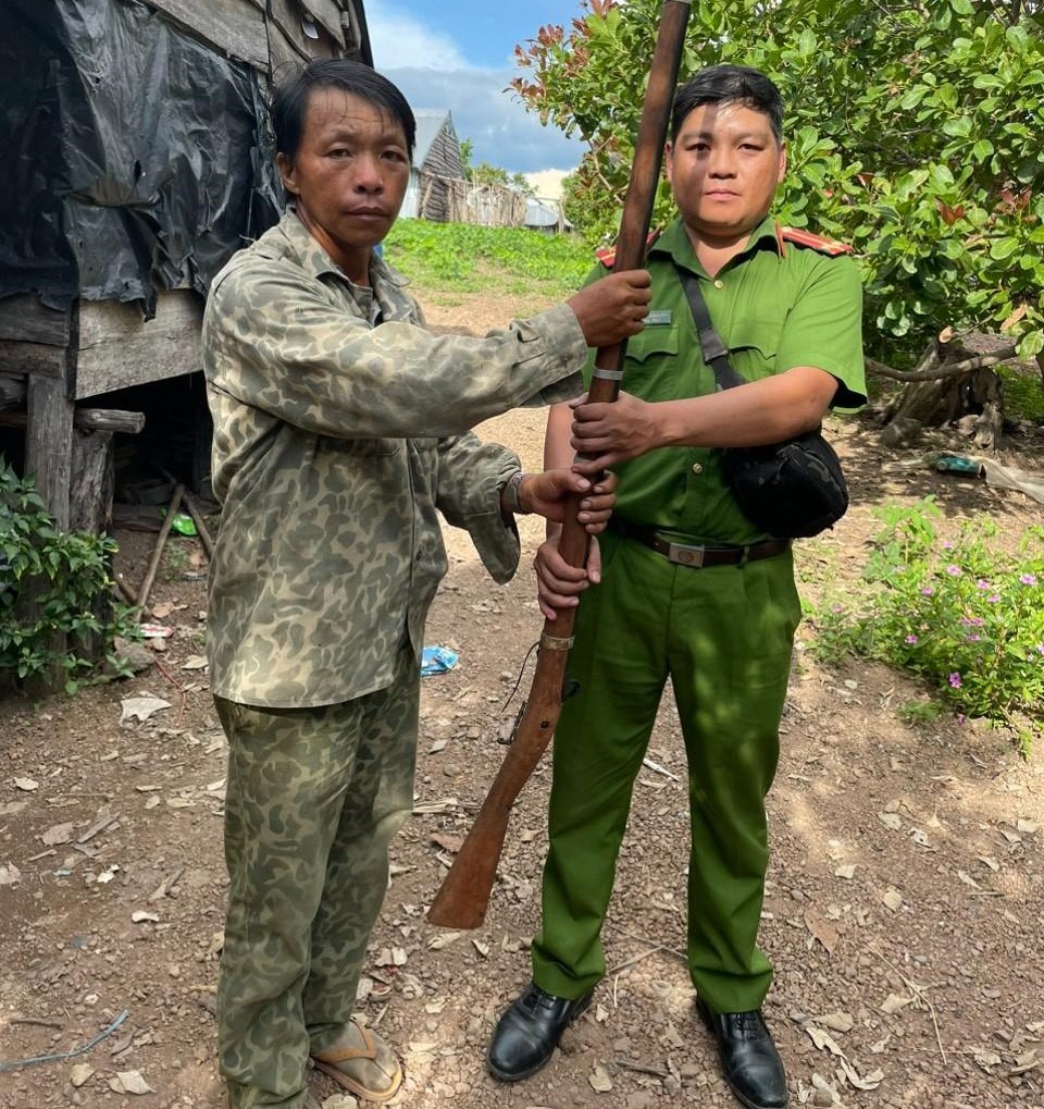 Ông Lý Văn Dầu tự nguyện giao nộp 2 khẩu súng cho lực lượng Công an huyện Ea Súp.