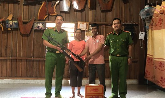 Được công an huyện Ea Súp vận động, vợ chồng anh Y Nal Siu đã giao nộp 2 khẩu súng tự chế.  Ảnh: Tiến Thoại