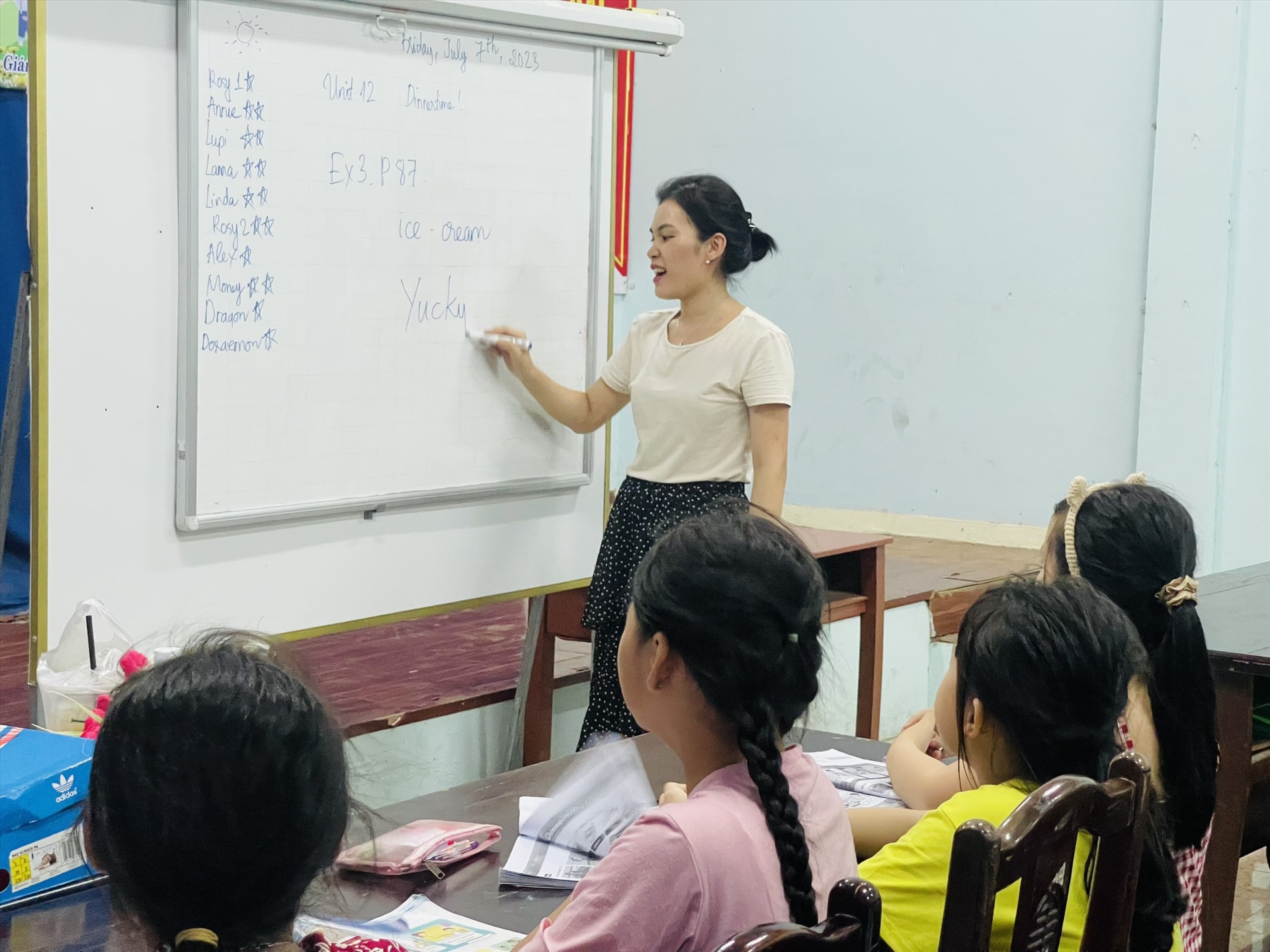 Lớp học tiếng anh miễn phí tại quận Thanh Khê, TP Đà Nẵng. Ảnh: Mai Hương 