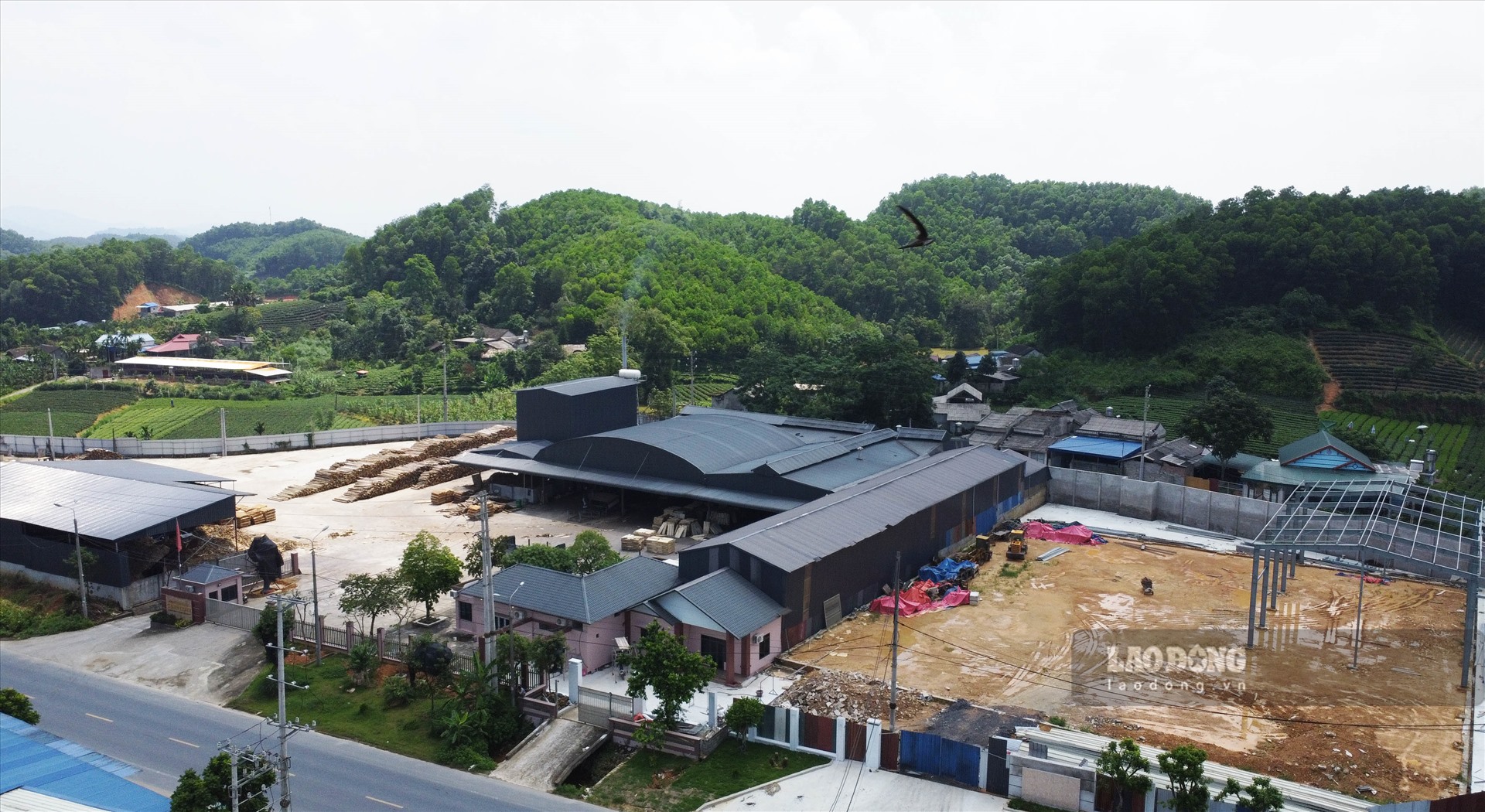 Hệ thống nhà xưởng quy mô nhiều nghìn m2 của Công ty Hưng Thịnh cùng hệ thống máy móc và lò sấy chế biên gỗ tại xóm Đồng Danh.