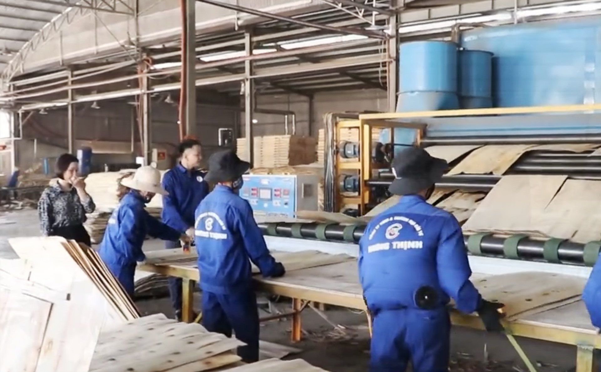 Xưởng gỗ của Công ty Hưng Thịnh với hơn 100 công nhân làm việc thường xuyên cùng số lượng máy móc lớn. Ảnh: Cổng thông tin Thái Nguyên.