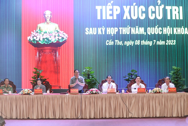 Thủ tướng Phạm Minh Chính cùng Đoàn đại biểu Quốc hội TP Cần Thơ tại buổi tiếp xúc cử tri. Ảnh: VGP 