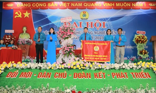  LĐLĐ tỉnh Bình Dương trao tặng bức trướng và lẵng hoa chúc mừng Đại hội. Ảnh: Hoàng Trung