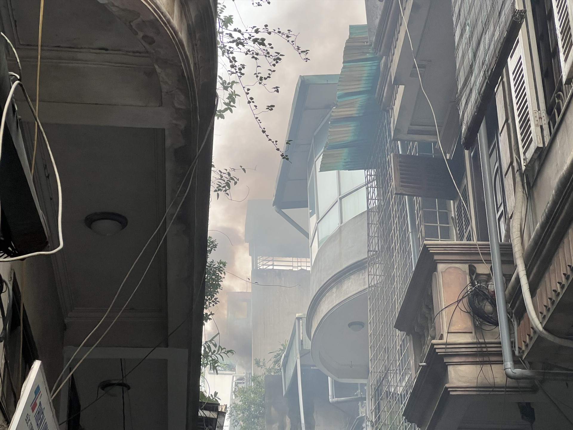 Ngọn lửa bùng phát từ tầng 2 ngôi nhà 4 tầng sau đó nhanh chóng lan lên các tầng trên.