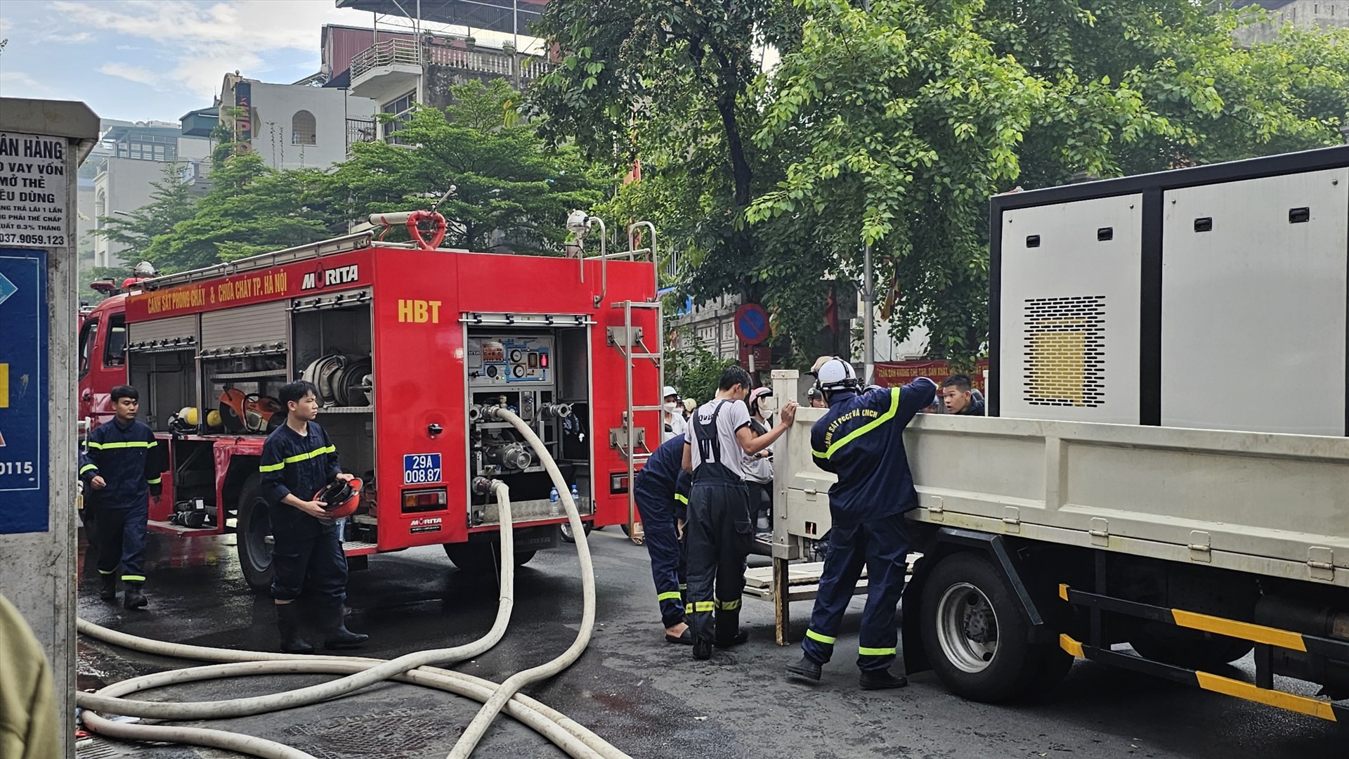 Sáng 8.7, Phòng Cảnh sát phòng cháy chữa cháy và Cứu nạn cứu hộ - Công an TP Hà Nội cho biết, trên địa bàn quận Đống Đa vừa xảy ra vụ cháy, có 3 người mắc kẹt bên trong.